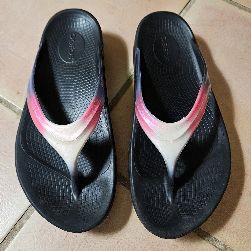 OOFOS Women's Black Flip Sandals with Pink-to-Cream Gradient Straps